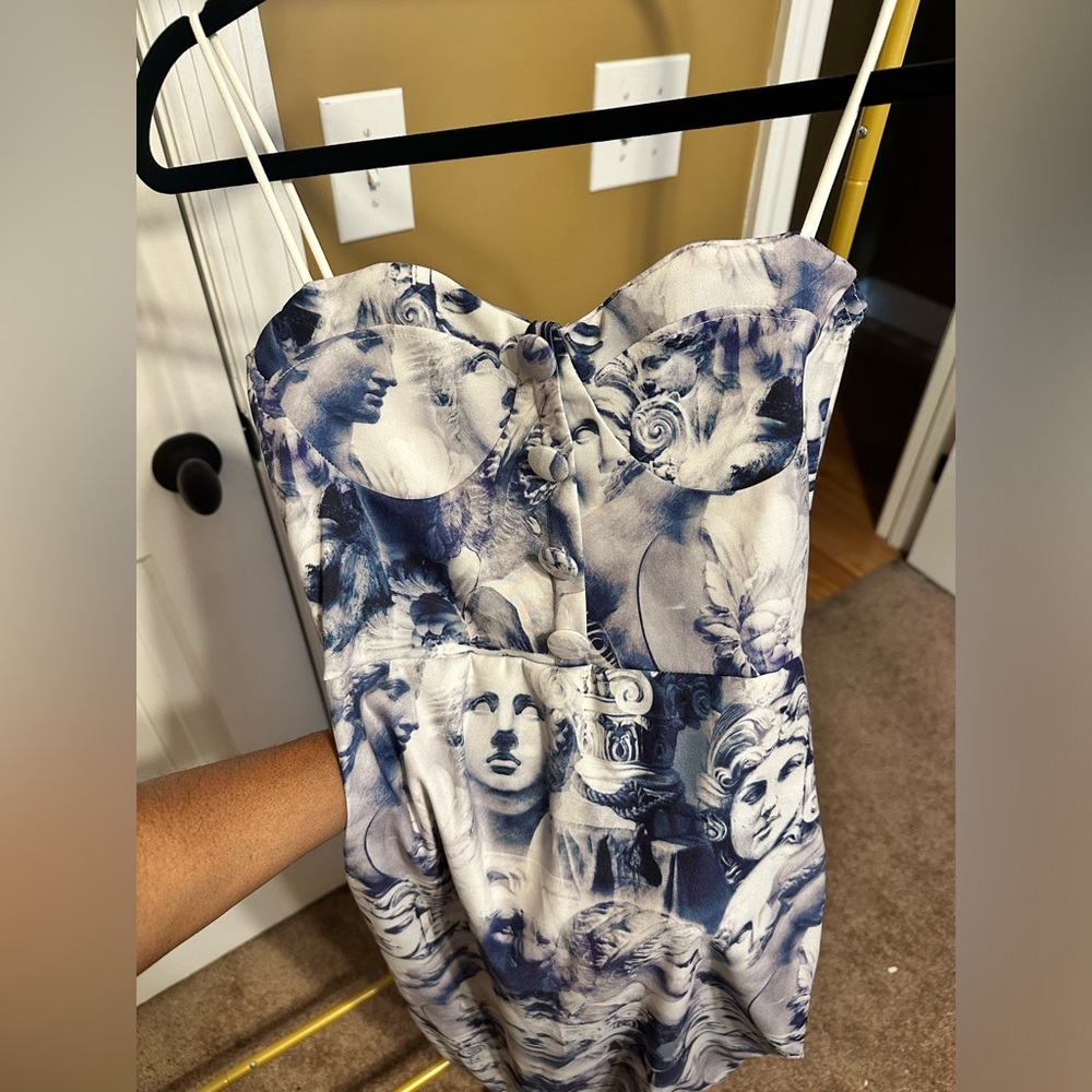 Pretty Little Things Blue Renaissance print dress - Picture 3 of 3